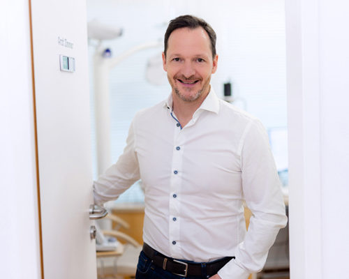 Dr. med. Bernhard Febrer Bowen, leitender Augenarzt und Augenchirurg