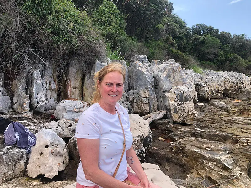 Katarakt-Patientin Simone genießt ihren Urlaub ohne Brille.