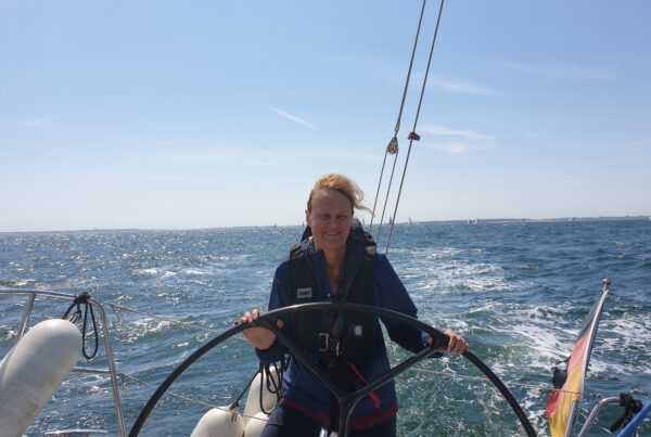 CLE-Patientin Johanna beim Segeln.
