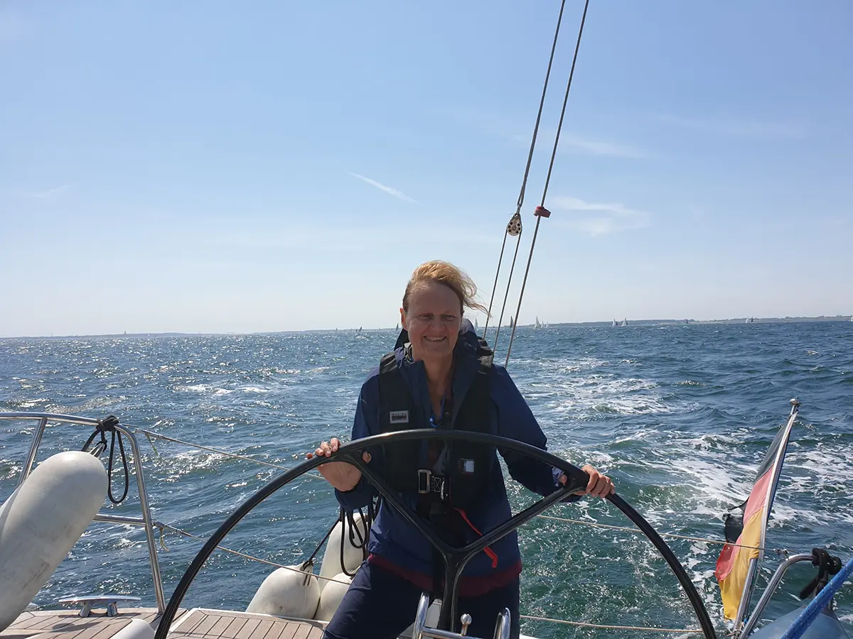 CLE-Patientin Johanna in ihrer Freizeit beim Segeln.
