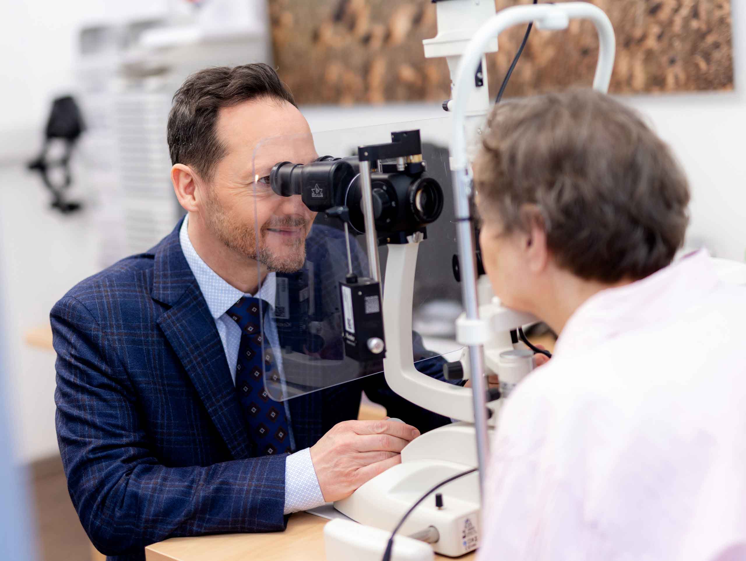 Dr. Febrer Bowen untersucht eine Patientin.