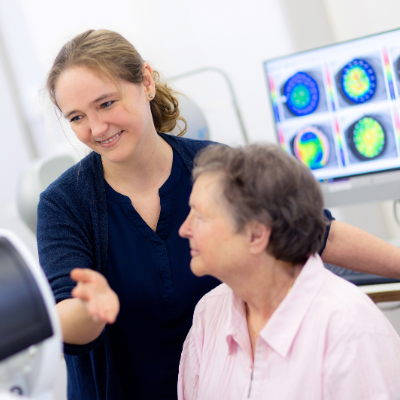 Eine Optometristin führt Messungen bei einer Patientin durch.