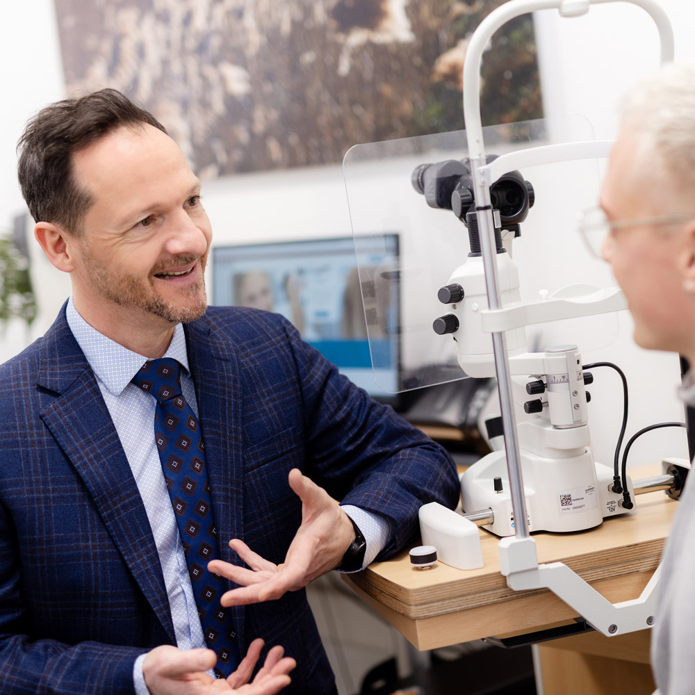Dr. Febrer Bowen spricht mit einem Patienten.