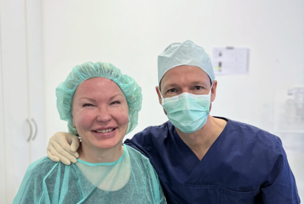 Patientin Nicky und ihr Augenchirurg Dr. Bernhard Febrer Bowen