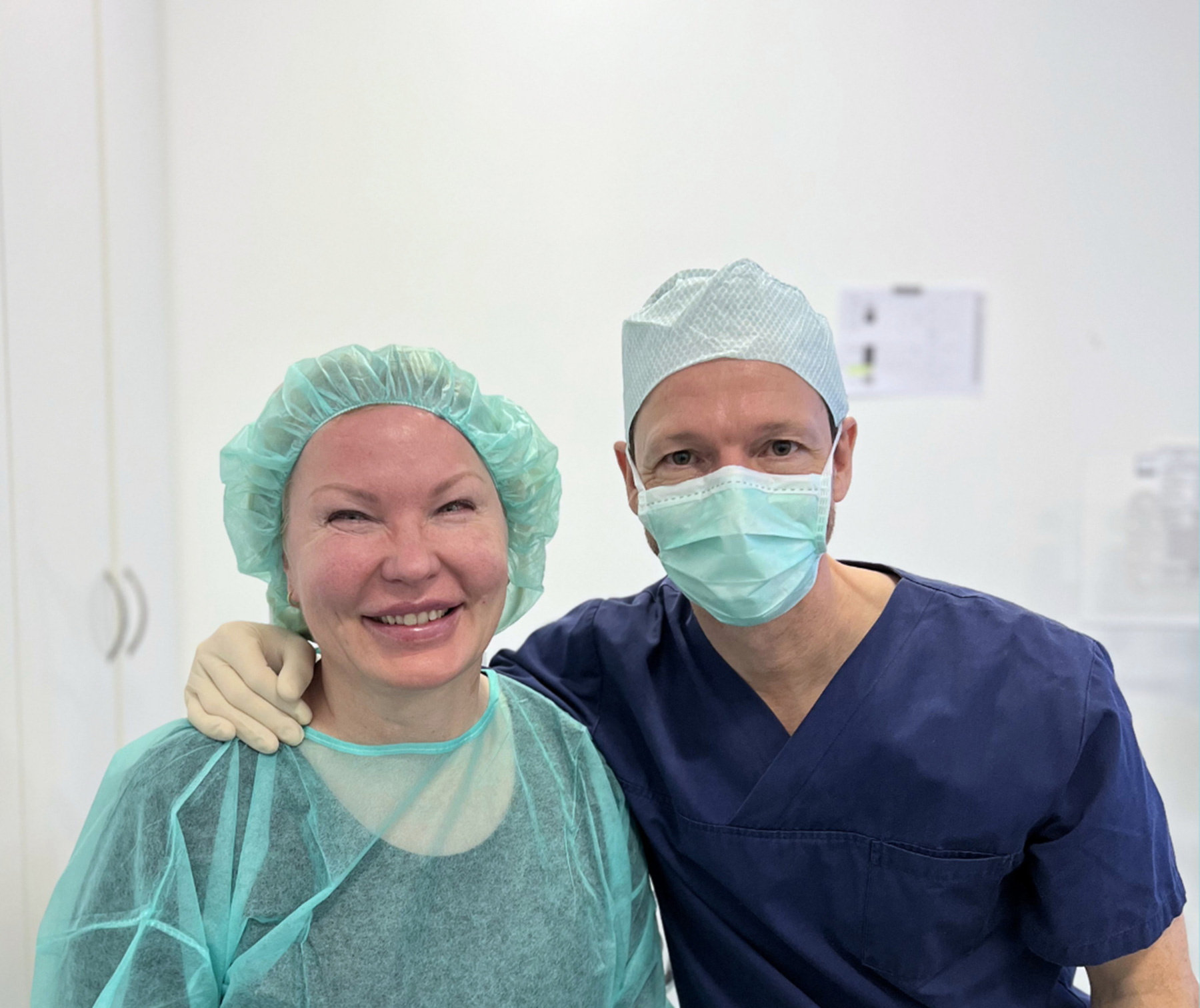 Patientin Nicky und ihr Augenchirurg Dr. Bernhard Febrer Bowen